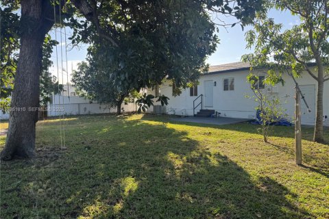 Casa en venta en Miami, Florida, 4 dormitorios № 2006418 - foto 9