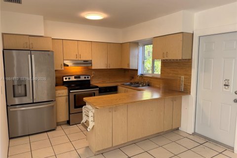 Casa en venta en Miami, Florida, 4 dormitorios № 2006418 - foto 3