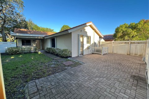 House in Coral Springs, Florida 3 bedrooms, 164.99 sq.m. № 1889993 - photo 16