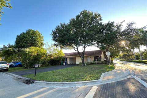 House in Coral Springs, Florida 3 bedrooms, 164.99 sq.m. № 1889993 - photo 2