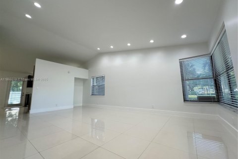 House in Coral Springs, Florida 3 bedrooms, 164.99 sq.m. № 1889993 - photo 3