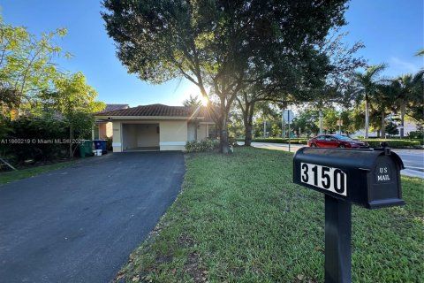 House in Coral Springs, Florida 3 bedrooms, 164.99 sq.m. № 1889993 - photo 1