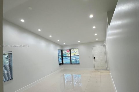 House in Coral Springs, Florida 3 bedrooms, 164.99 sq.m. № 1889993 - photo 4