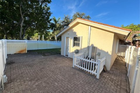 House in Coral Springs, Florida 3 bedrooms, 164.99 sq.m. № 1889993 - photo 17