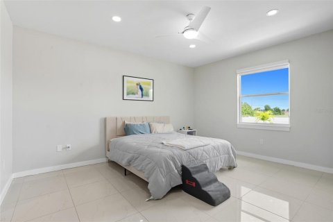 House in Cape Coral, Florida 3 bedrooms, 183.02 sq.m. № 1911169 - photo 15