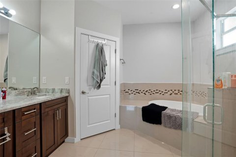 House in Cape Coral, Florida 3 bedrooms, 183.02 sq.m. № 1911169 - photo 18