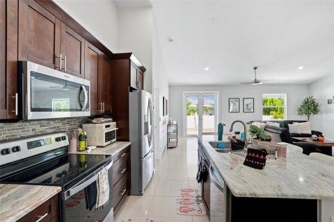 House in Cape Coral, Florida 3 bedrooms, 183.02 sq.m. № 1911169 - photo 11