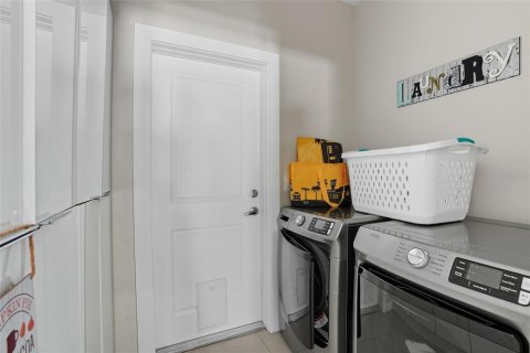 House in Cape Coral, Florida 3 bedrooms, 183.02 sq.m. № 1911169 - photo 26