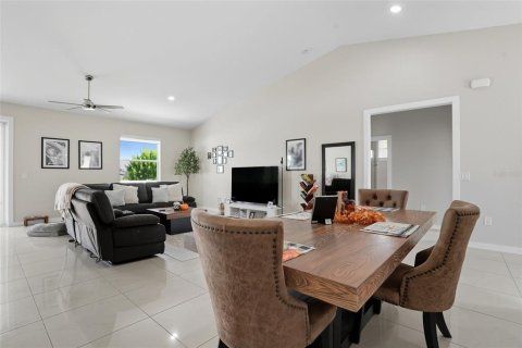 House in Cape Coral, Florida 3 bedrooms, 183.02 sq.m. № 1911169 - photo 12