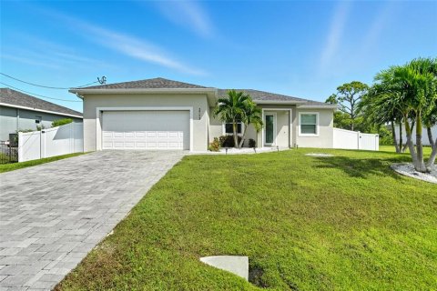 House in Cape Coral, Florida 3 bedrooms, 183.02 sq.m. № 1911169 - photo 1