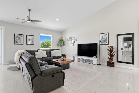 House in Cape Coral, Florida 3 bedrooms, 183.02 sq.m. № 1911169 - photo 9