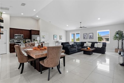 House in Cape Coral, Florida 3 bedrooms, 183.02 sq.m. № 1911169 - photo 14