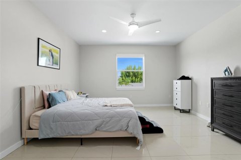 House in Cape Coral, Florida 3 bedrooms, 183.02 sq.m. № 1911169 - photo 16