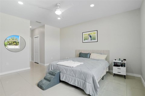 House in Cape Coral, Florida 3 bedrooms, 183.02 sq.m. № 1911169 - photo 17