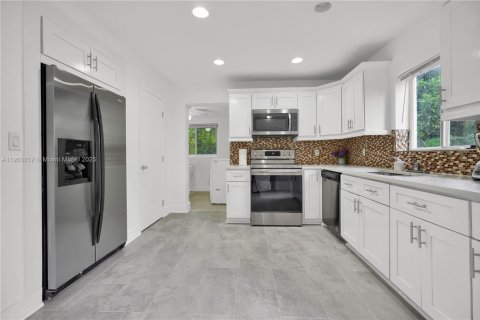 Casa en venta en Miami, Florida, 4 dormitorios № 1955542 - foto 4