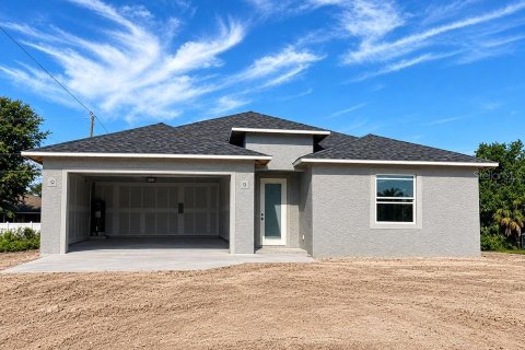 House in Port Charlotte, Florida 3 bedrooms, 170.2 sq.m. № 2358621