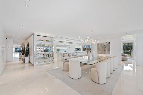 Condo in Miami Beach, Florida, 4 bedrooms № 1979923 - photo 15