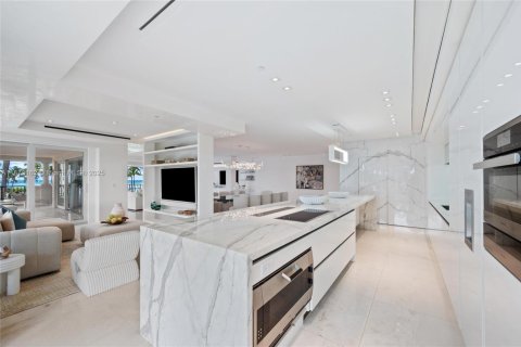 Condo in Miami Beach, Florida, 4 bedrooms № 1979923 - photo 18