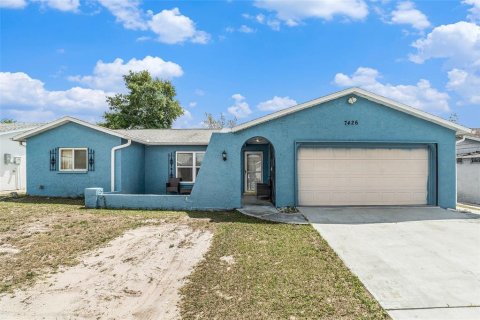 House in Port Richey, Florida 2 bedrooms, 129.69 sq.m. № 1622750 - photo 1