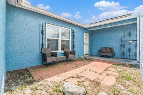House in Port Richey, Florida 2 bedrooms, 129.69 sq.m. № 1622750 - photo 5
