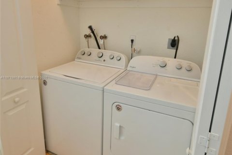 Townhouse in Hialeah, Florida 4 bedrooms, 139.35 sq.m. № 1926114 - photo 24