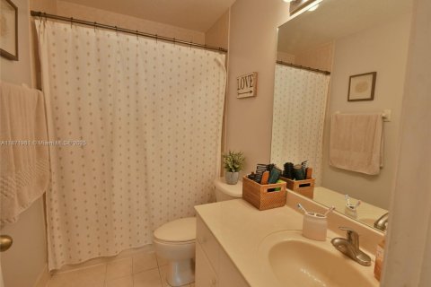 Townhouse in Hialeah, Florida 4 bedrooms, 139.35 sq.m. № 1926114 - photo 28