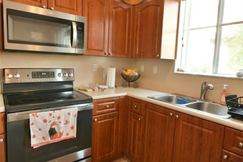 Townhouse in Hialeah, Florida 4 bedrooms, 139.35 sq.m. № 1926114 - photo 14