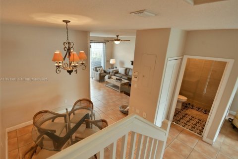 Townhouse in Hialeah, Florida 4 bedrooms, 139.35 sq.m. № 1926114 - photo 21