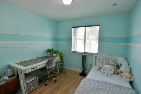 Townhouse in Hialeah, Florida 4 bedrooms, 139.35 sq.m. № 1926114 - photo 30