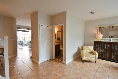 Townhouse in Hialeah, Florida 4 bedrooms, 139.35 sq.m. № 1926114 - photo 8