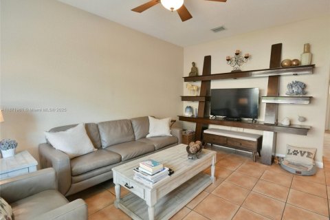 Townhouse in Hialeah, Florida 4 bedrooms, 139.35 sq.m. № 1926114 - photo 17