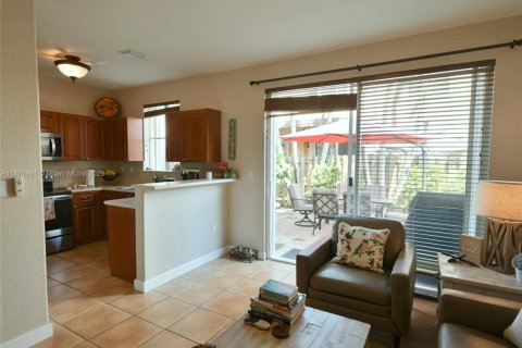 Townhouse in Hialeah, Florida 4 bedrooms, 139.35 sq.m. № 1926114 - photo 5