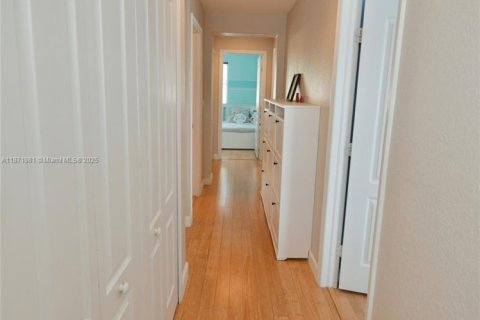 Townhouse in Hialeah, Florida 4 bedrooms, 139.35 sq.m. № 1926114 - photo 23