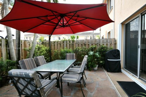 Townhouse in Hialeah, Florida 4 bedrooms, 139.35 sq.m. № 1926114 - photo 7