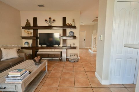 Townhouse in Hialeah, Florida 4 bedrooms, 139.35 sq.m. № 1926114 - photo 16