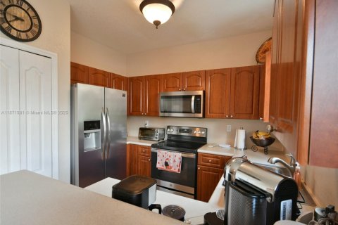 Townhouse in Hialeah, Florida 4 bedrooms, 139.35 sq.m. № 1926114 - photo 6