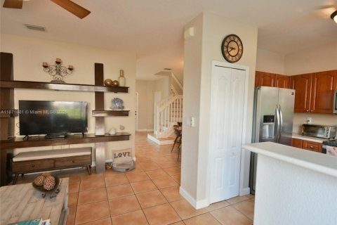 Townhouse in Hialeah, Florida 4 bedrooms, 139.35 sq.m. № 1926114 - photo 3