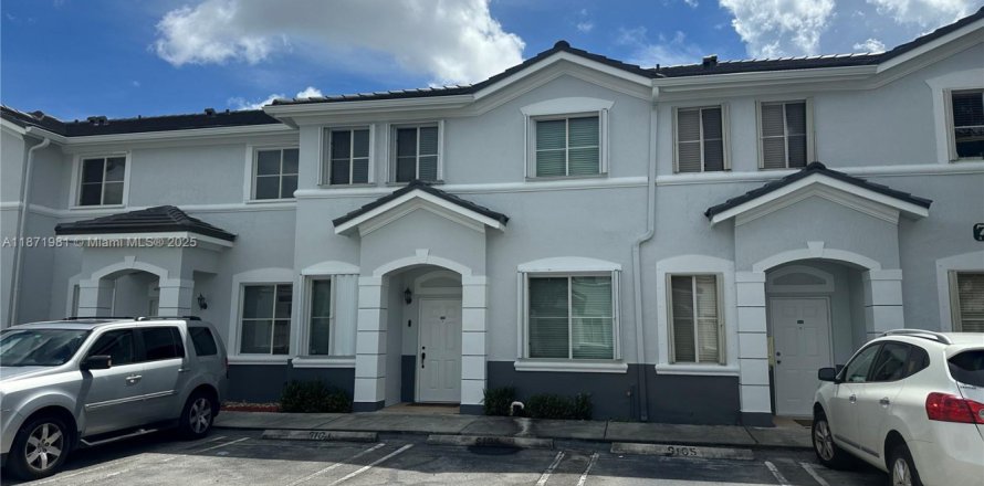 Townhouse in Hialeah, Florida 4 bedrooms, 139.35 sq.m. № 1926114