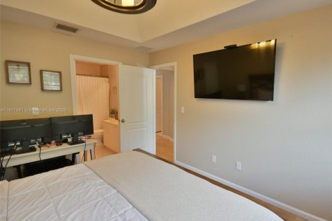 Townhouse in Hialeah, Florida 4 bedrooms, 139.35 sq.m. № 1926114 - photo 27