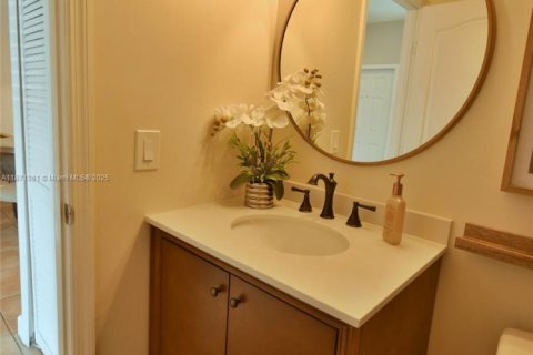 Townhouse in Hialeah, Florida 4 bedrooms, 139.35 sq.m. № 1926114 - photo 12
