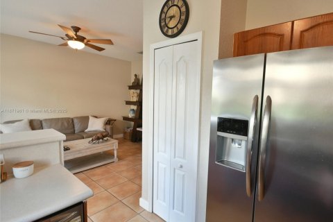 Townhouse in Hialeah, Florida 4 bedrooms, 139.35 sq.m. № 1926114 - photo 15