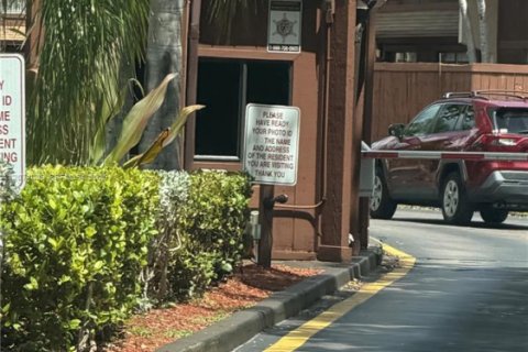 Adosado en venta en Miami, Florida, 3 dormitorios, 146.32 m2 № 2311421 - foto 29