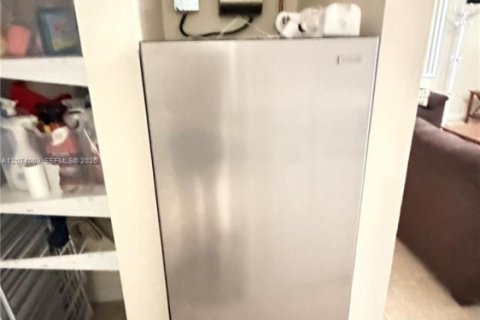Adosado en venta en Miami, Florida, 3 dormitorios, 146.32 m2 № 2311421 - foto 8