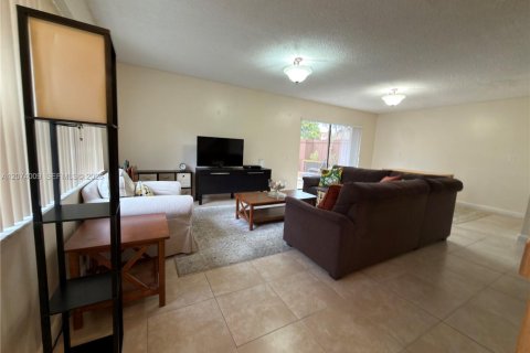 Adosado en venta en Miami, Florida, 3 dormitorios, 146.32 m2 № 2311421 - foto 4