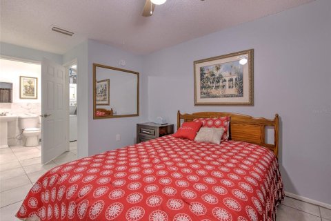 Condo in Holiday, Florida, 2 bedrooms № 2267456 - photo 18