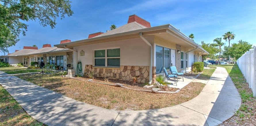 Condo in Holiday, Florida, 2 bedrooms № 2267456