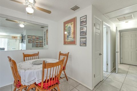Condo in Holiday, Florida, 2 bedrooms № 2267456 - photo 10