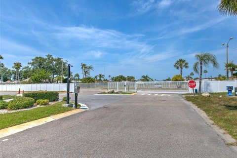 Condo in Holiday, Florida, 2 bedrooms № 2267456 - photo 27