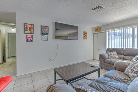 Condo in Holiday, Florida, 2 bedrooms № 2267456 - photo 7