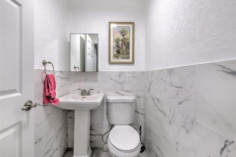 Condo in Holiday, Florida, 2 bedrooms № 2267456 - photo 16
